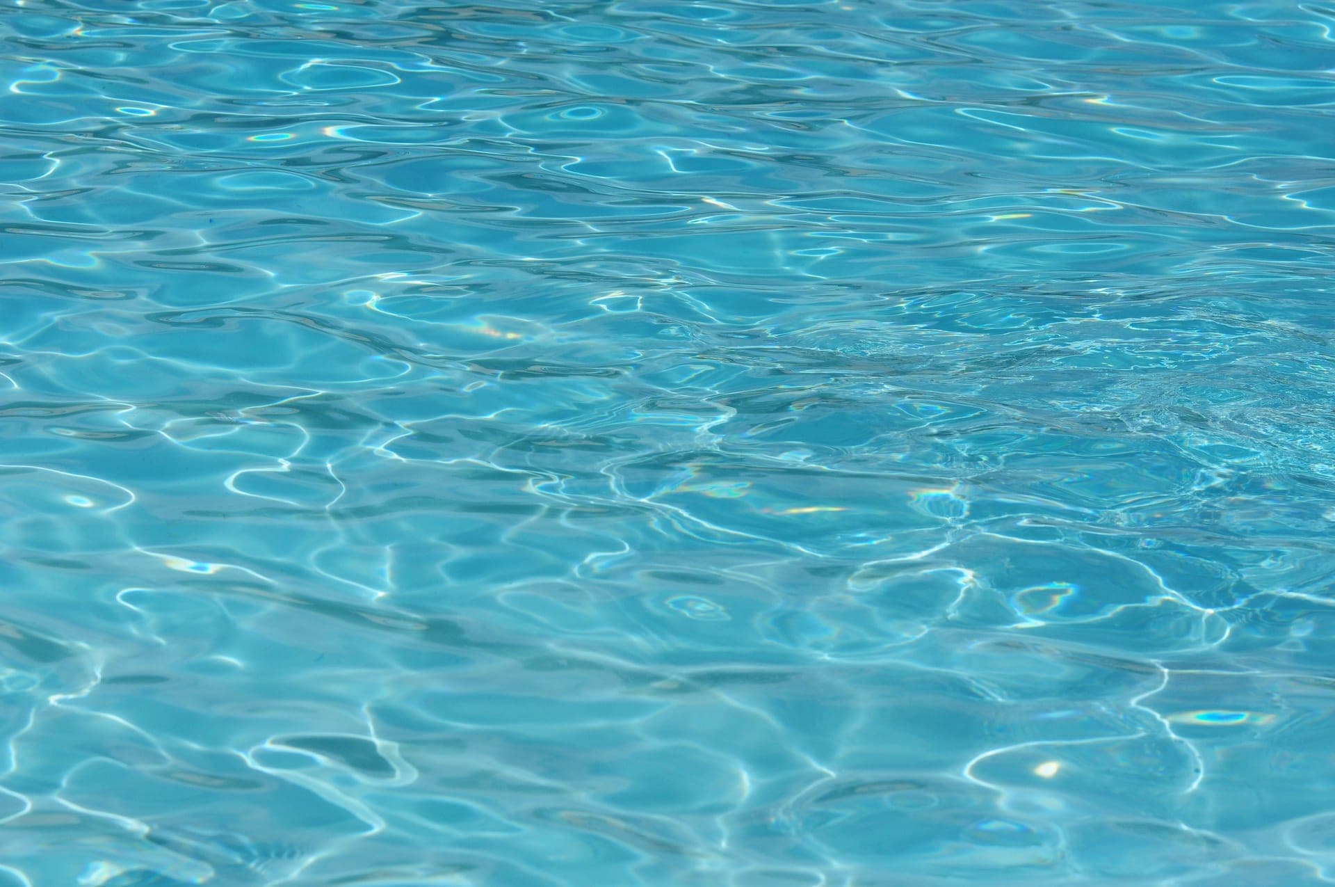 Turquoise water surface with clear ripples